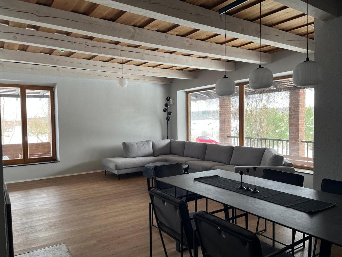 Poilsio zona su sofa ir valgomojo stalu