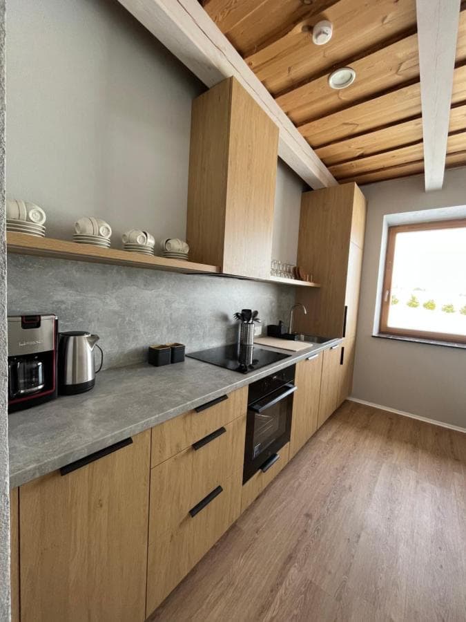 Virtuvė su kavos aparatu, virdulio ir keraminių plautele viryklė