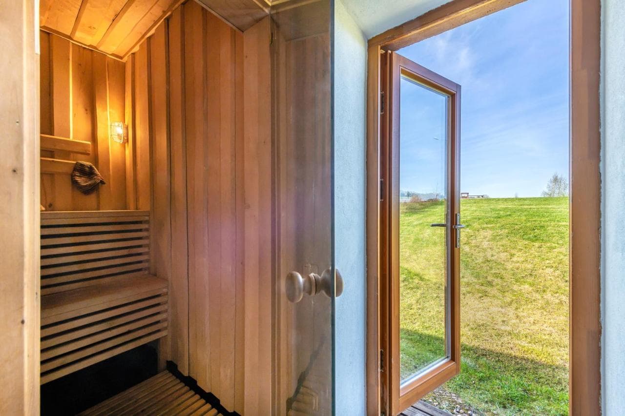 Pirties suolai ir šviestuvai šviesaus medžio apdailoje