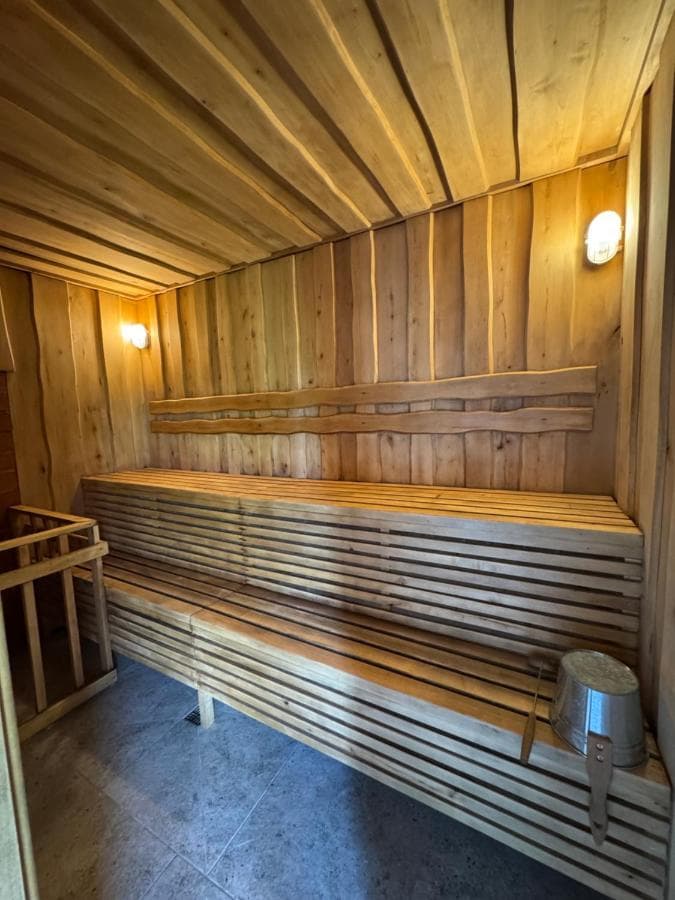 Valgomojo stalas su kėdėmis jaukioje bendroje erdvėje