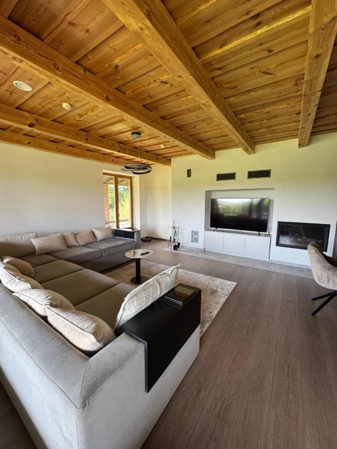 Svečių namo vidaus vaizdas su šviesa pro didelius langus